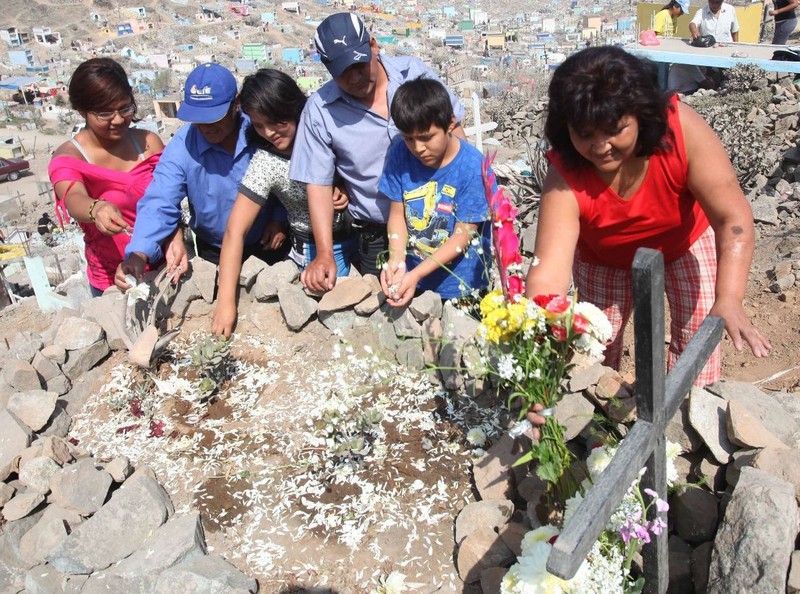 Miles de personas visitan a sus seres queridos por el día de la madre en distintos cementerios de Lima