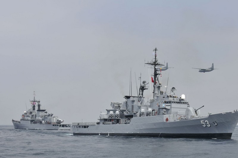 Barcos de la marina de guerra  del Perú custodian el mar peruano de Grau