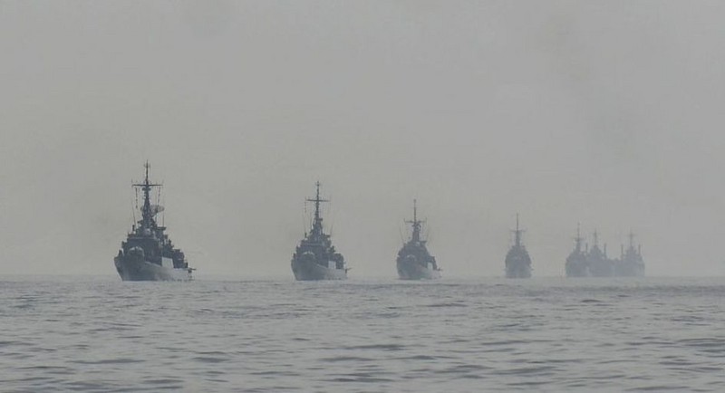Barcos de la marina de guerra  del Perú custodian el mar peruano de Grau