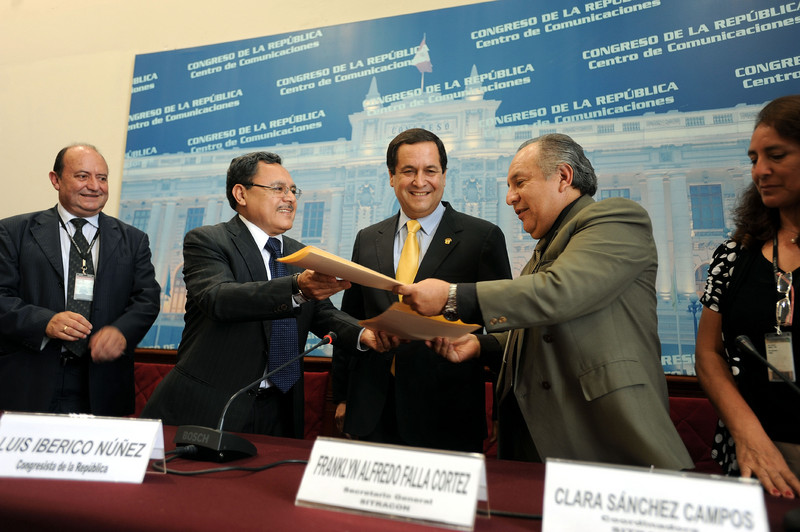 La Universidad César Vallejo firmo Convenio Interinstitucional con los representantes del Sindicato del Congreso de la Republica (SITRACON)
