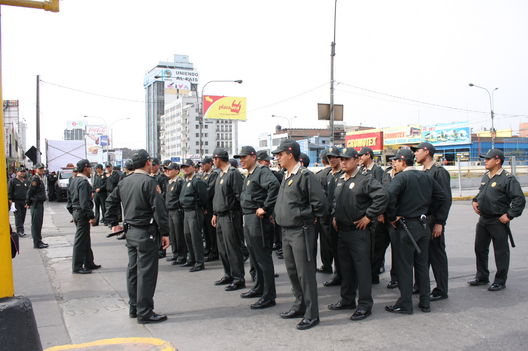 Policias en las calles de Lima, a pié y montados a caballo