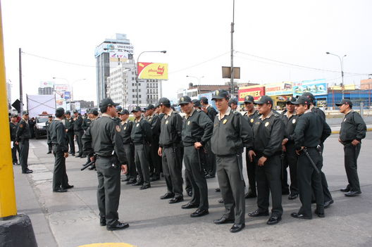 Policias en las calles de Lima, a pié y montados a caballo