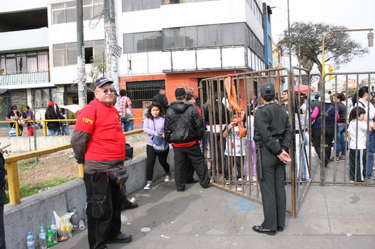 Policias en las calles de Lima, a pié y montados a caballo