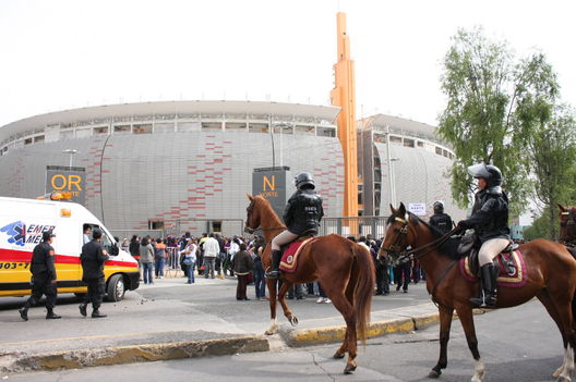 Policias en las calles de Lima, a pié y montados a caballo