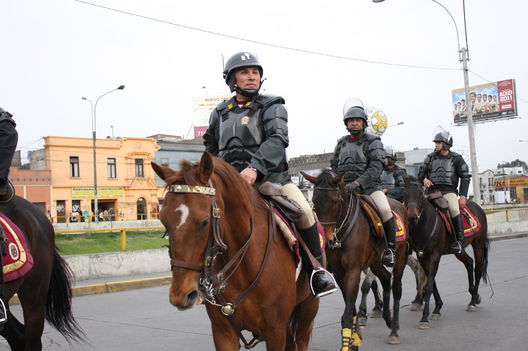 Policias en las calles de Lima, a pié y montados a caballo