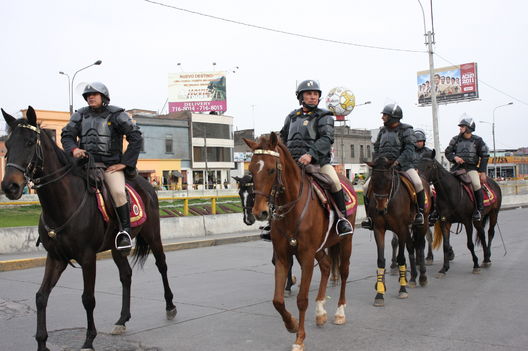 Policias en las calles de Lima, a pié y montados a caballo