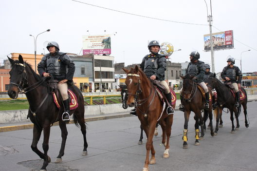 Policias en las calles de Lima, a pié y montados a caballo