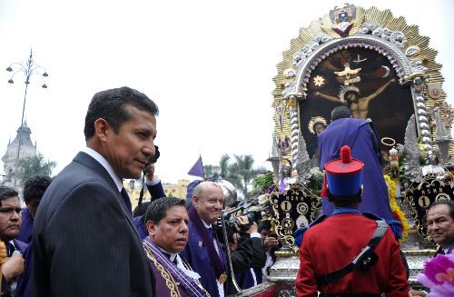 El Señor de los Milagros en la plaza de Armas de Lima