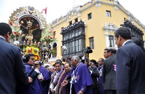 El Señor de los Milagros en la plaza de Armas de Lima