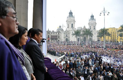 El Señor de los Milagros en la plaza de Armas de Lima