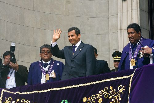 El Señor de los Milagros en la plaza de Armas de Lima