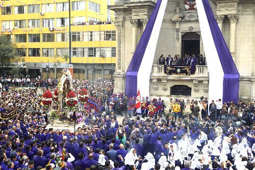 El Señor de los Milagros en la plaza de Armas de Lima