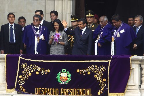 El Señor de los Milagros en la plaza de Armas de Lima