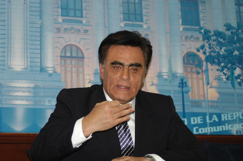 Luis Javier Gonzales Posada Eyzaguirre  abogado y político peruano. Actualmente tiene 66 años. Conocido dirigente del Partido Aprista Peruano