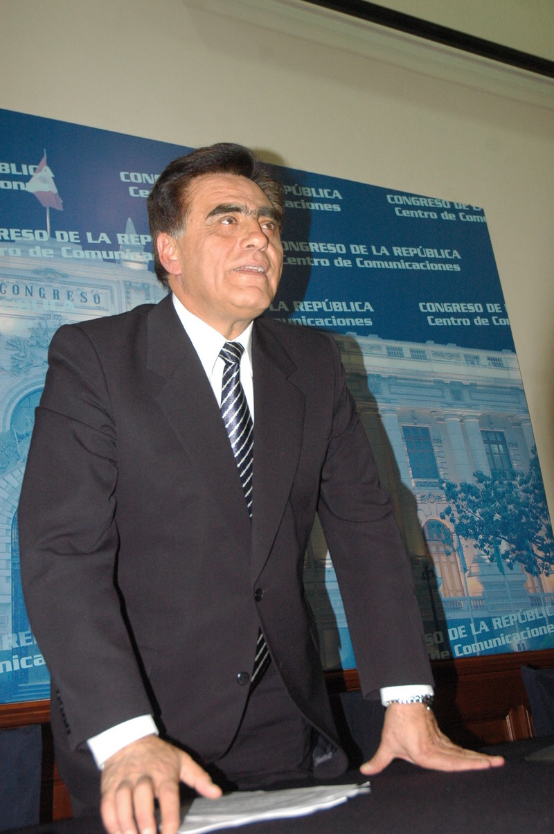 Luis Javier Gonzales Posada Eyzaguirre  abogado y político peruano. Actualmente tiene 66 años. Conocido dirigente del Partido Aprista Peruano
