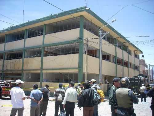 Explosión en el frontis de comisaría central de Juliaca