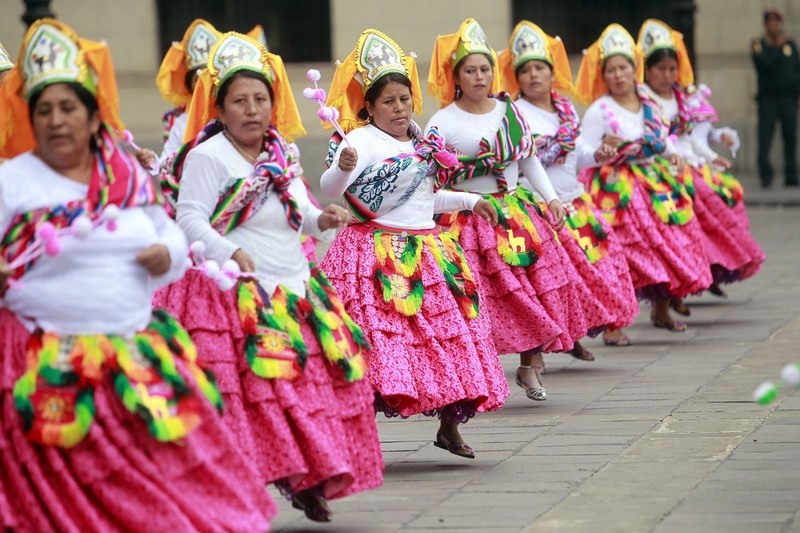 Distrito puneño de Unicachi presentó colorido pasacalle en el Patio de Palacio de Gobierno