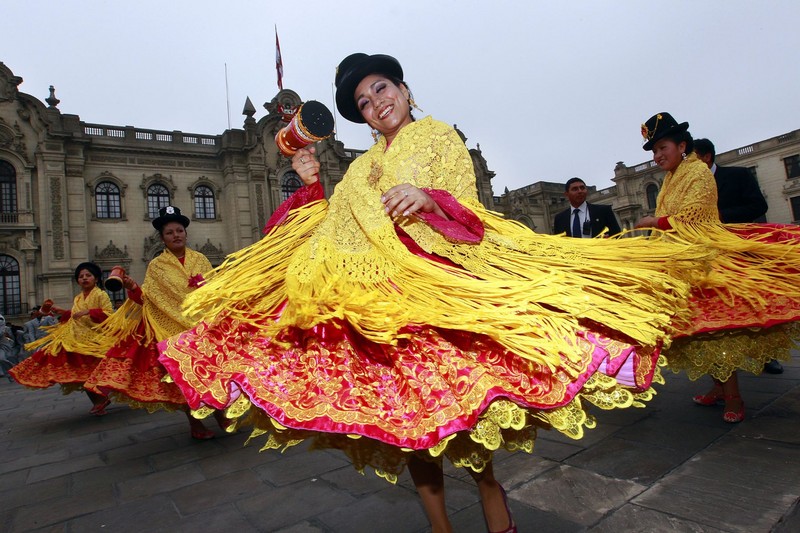 Distrito puneño de Unicachi presentó colorido pasacalle en el Patio de Palacio de Gobierno