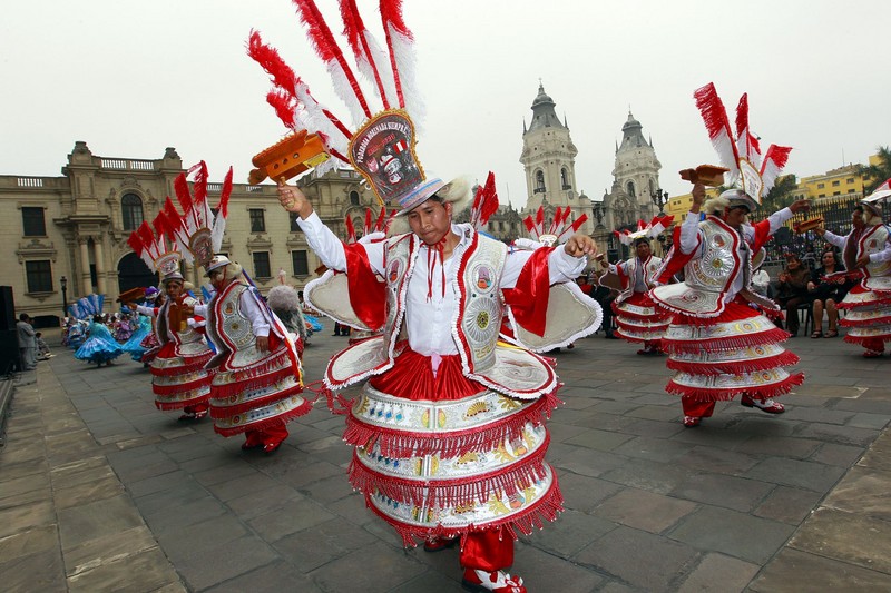 Distrito puneño de Unicachi presentó colorido pasacalle en el Patio de Palacio de Gobierno