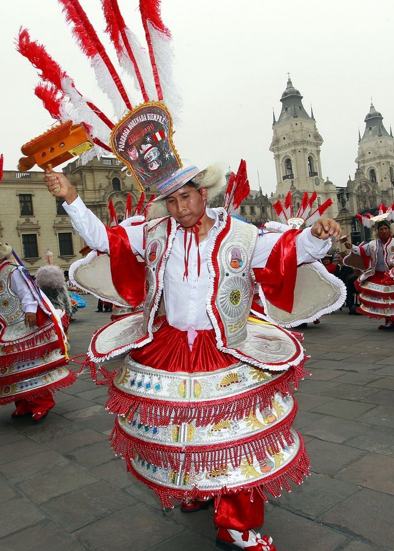 Distrito puneño de Unicachi presentó colorido pasacalle en el Patio de Palacio de Gobierno