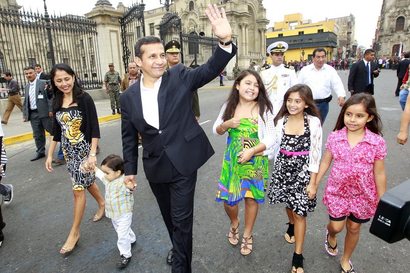 Presidente Ollanta Humala, encabezó Cambio de Guardia y saludo al público en general en la plaza de armas