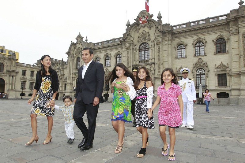 Presidente Ollanta Humala, encabezó Cambio de Guardia y saludo al público en general en la plaza de armas