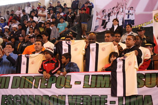 Policia Nacional promueve la paz entre Universitario y Alianza lima