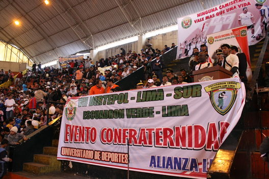 Policia Nacional promueve la paz entre Universitario y Alianza lima