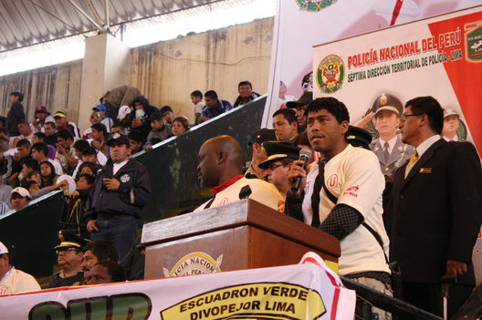 Policia Nacional promueve la paz entre Universitario y Alianza lima