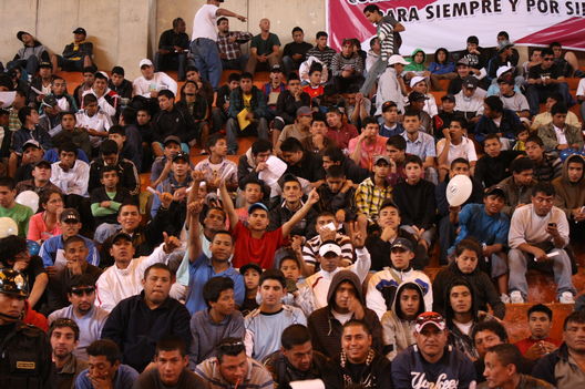 Policia Nacional promueve la paz entre Universitario y Alianza lima