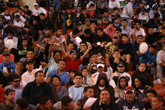 Policia Nacional promueve la paz entre Universitario y Alianza lima