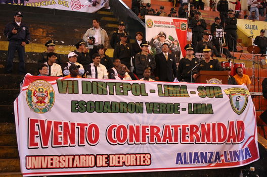 Policia Nacional promueve la paz entre Universitario y Alianza lima