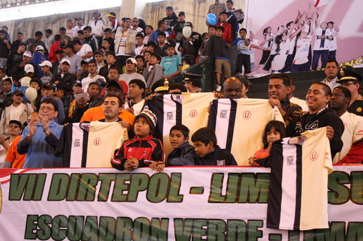 Policia Nacional promueve la paz entre Universitario y Alianza lima