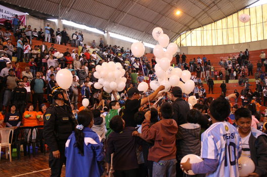 Policia Nacional promueve la paz entre Universitario y Alianza lima