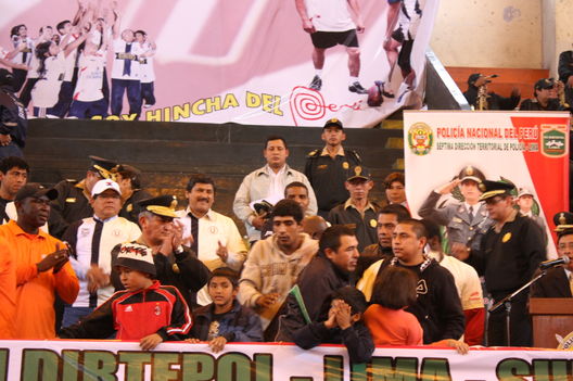Policia Nacional promueve la paz entre Universitario y Alianza lima