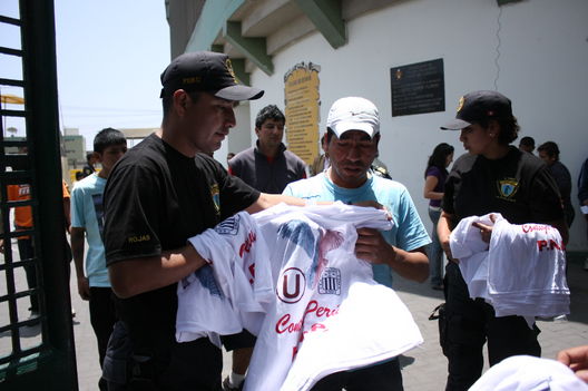 Policia Nacional promueve la paz entre Universitario y Alianza lima