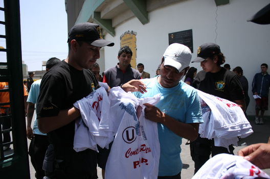 Policia Nacional promueve la paz entre Universitario y Alianza lima