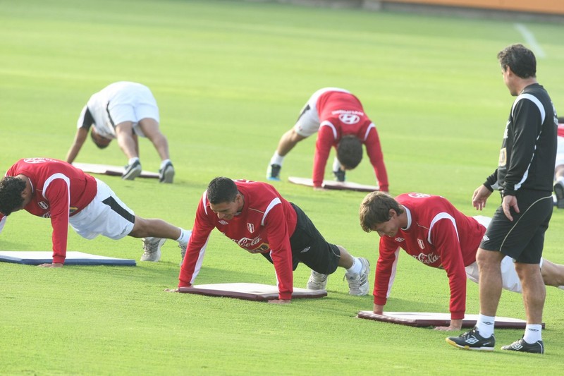 La selección peruana de fútbol entrena en las instalaciones de la Videna de San Luis