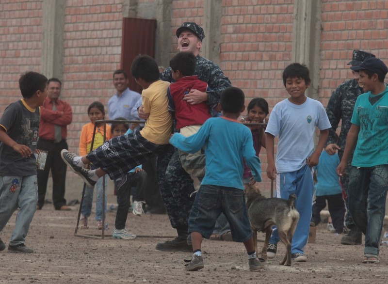 Acción social de la operación UNITAS asisten al centro poblado Las Antillas,en el distrito de Paracas