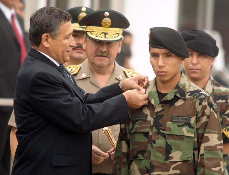Ministro del Interior, Wilver Calle, en ceremonia de ascenso de suboficial de la PNP Luis Astuquillca quien sobrevivió en la selva del Cusco