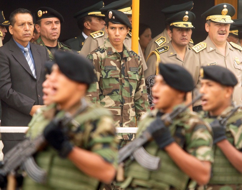 Ministro del Interior, Wilver Calle, en ceremonia de ascenso de suboficial de la PNP Luis Astuquillca quien sobrevivió en la selva del Cusco