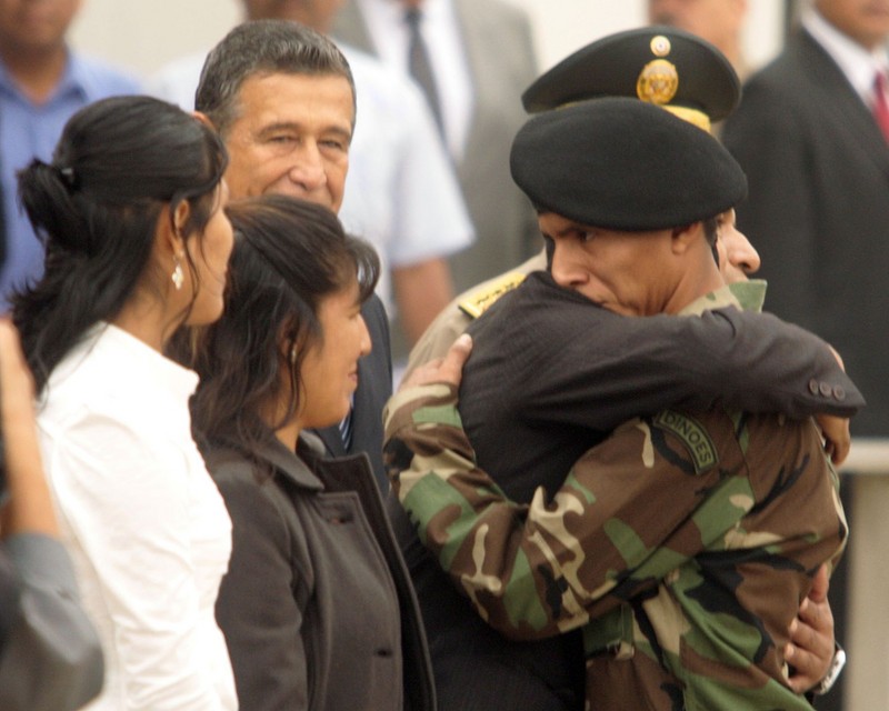 Ministro del Interior, Wilver Calle, en ceremonia de ascenso de suboficial de la PNP Luis Astuquillca quien sobrevivió en la selva del Cusco