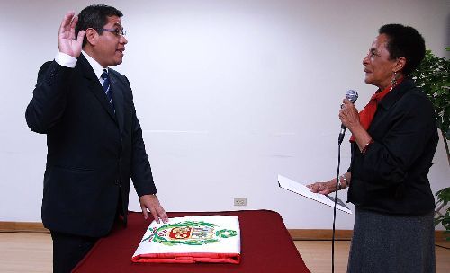 Ministra de Cultura, Susana Baca, toma juramento al nuevo viceministro de Interculturalidad, Iván Lanegra.