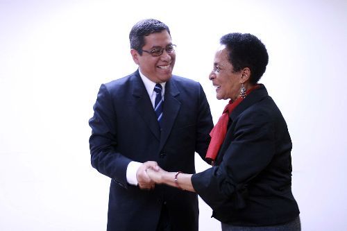 Ministra de Cultura, Susana Baca, toma juramento al nuevo viceministro de Interculturalidad, Iván Lanegra.