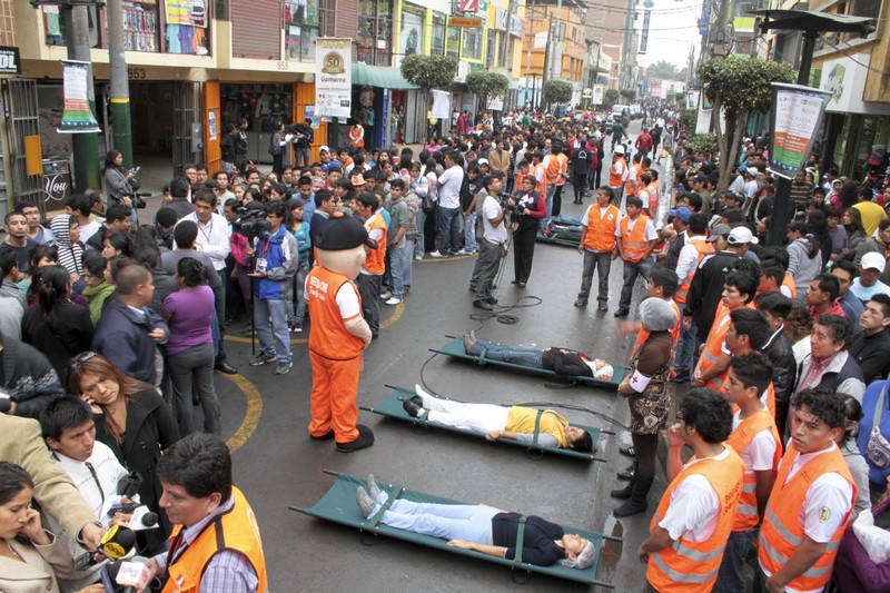 Trabajadores y clientes  del emporio de Gamarra, en La Victoria, realizaron este mediodía un simulacro de sismo