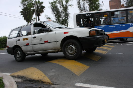 Rompemuelles en el Ovalo Quiñones de San Isidro