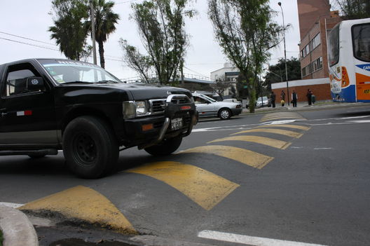 Rompemuelles en el Ovalo Quiñones de San Isidro