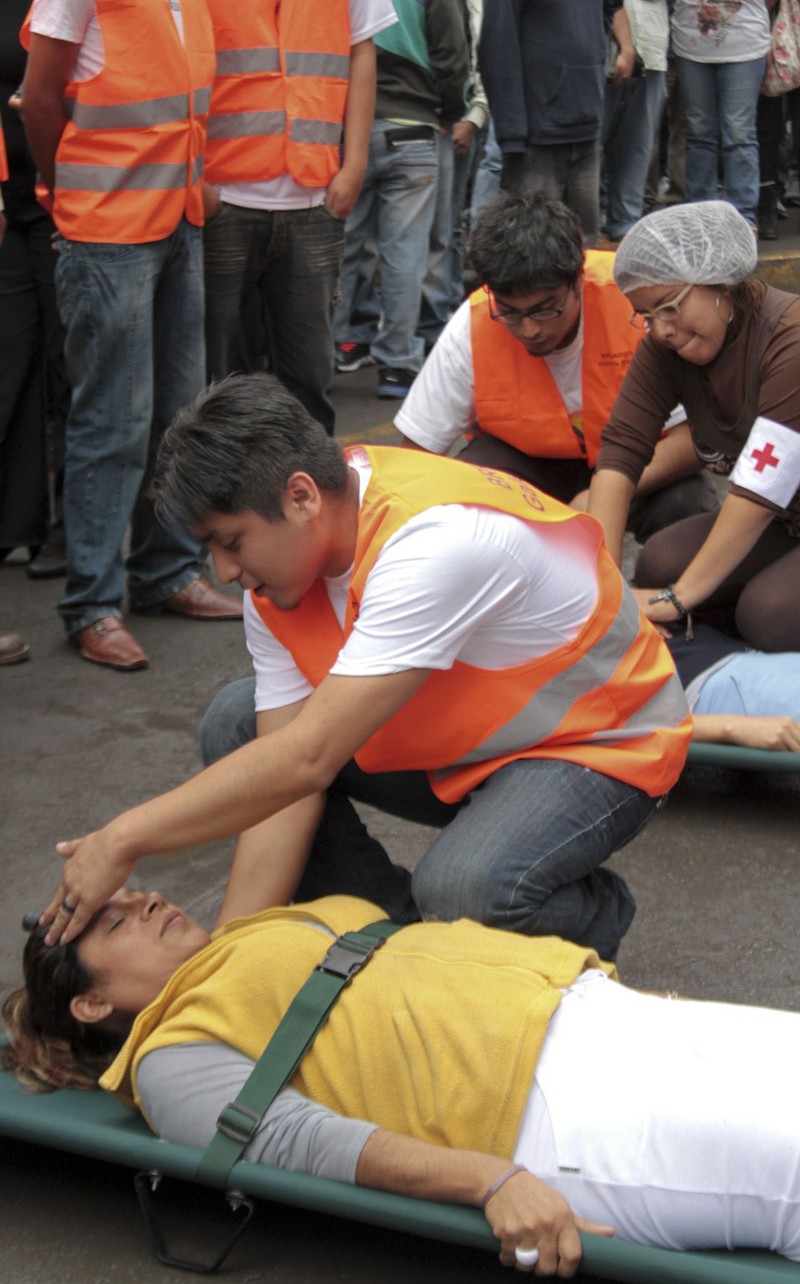 Trabajadores y clientes  del emporio de Gamarra, en La Victoria, realizaron este mediodía un simulacro de sismo