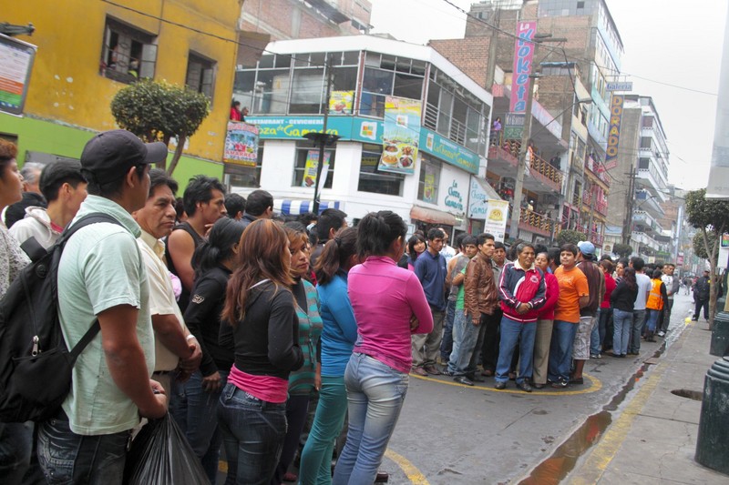 Trabajadores y clientes  del emporio de Gamarra, en La Victoria, realizaron este mediodía un simulacro de sismo