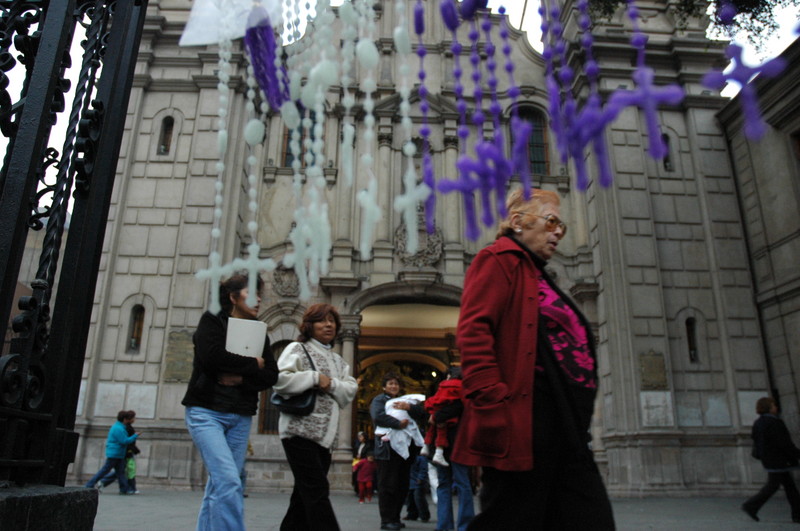 La iglesia de las Nazarenas, que alberga a la sagrada imagen del Señor de los Milagros, es casi tan antigua como la imagen misma